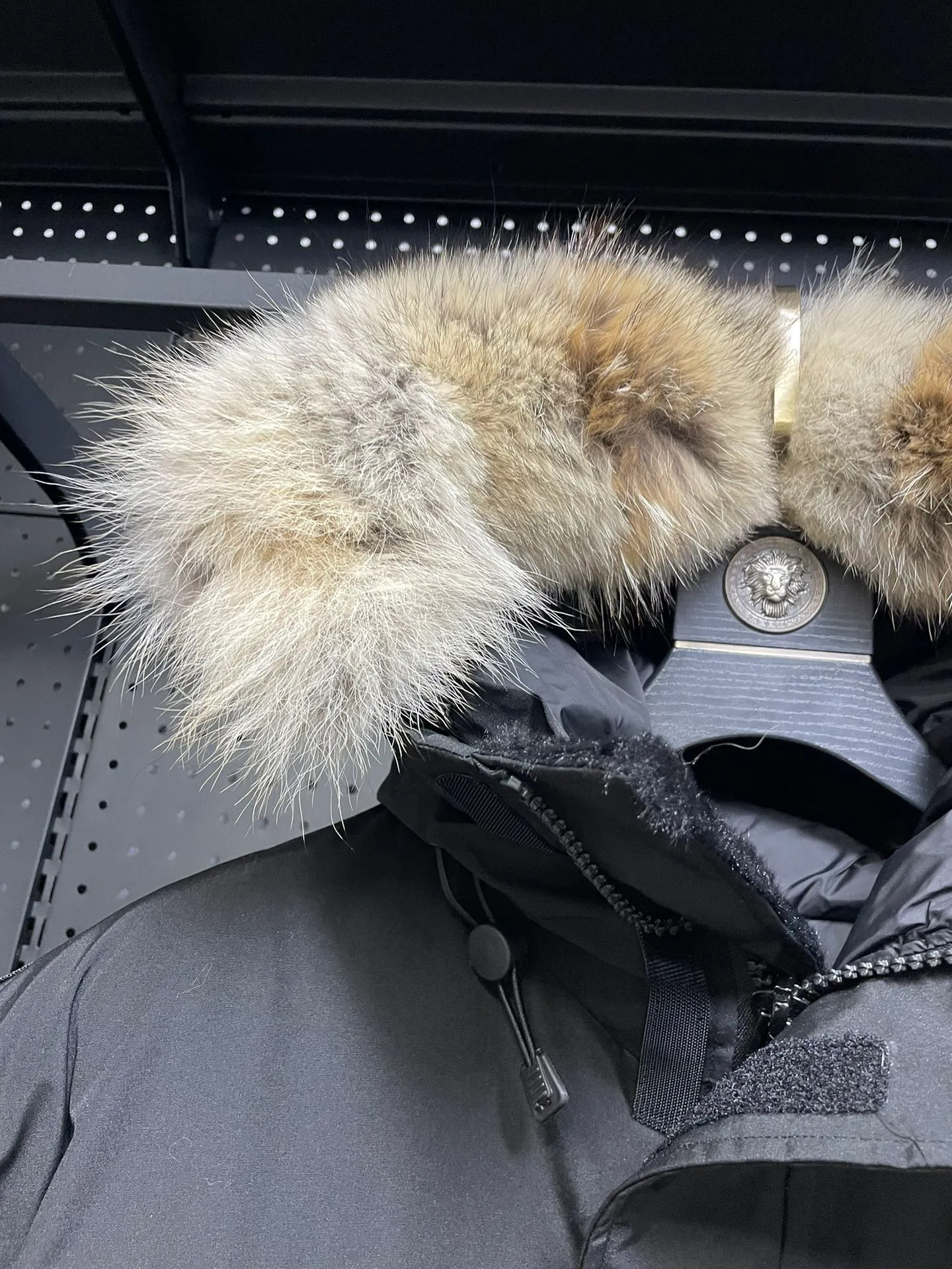 P1060 CANADA GOOES 🇨🇦ⒿⓅⓈ manufactures 10 models of snow curse men and women couples. Factory direct supply: supplying global purchasing agents, micro-business, entities, Tmall, high-end stalls and studio cooperation, free shipping! There are 10 types of Canada Goose Snow Mantra parkas for men and women, the Rolls-Royce of down jackets. ➖ Industry-leading anti-counterfeiting chip sensing. ➖ Imported Behringer embroidery machines and customized embroidery labels, the highest level and industry leading. ➖ Imported Korean 21-count polyester-cotton blended original fabric, TC85 waterproof coated fabric, water-repellent, windproof and wear-resistant. ➖ The new national standard 90 white duck down has an average down filling of 300 grams. The amount of down filling is industry-leading. ➖ 100% nylon lining with double double-layer sealing design to prevent velvet running, and seamless thread design on the cuffs! ➖ Yoshida YKK provides original factory-customized electroplated sliders. YKK two-way lockable zippers are tight and smooth and do not peel off paint. ➖ 3M composite Velcro is durable and the accessories and hardware are all custom-made. Note: Our copywriting is only simple and clear. Instead of bragging about the copywriting, it is better to compare and understand with samples. Only for the purest goose, the most dedicated, the most professional, the highest quality, the highest cost performance! SIZE:XS-XXL [with size chart]
